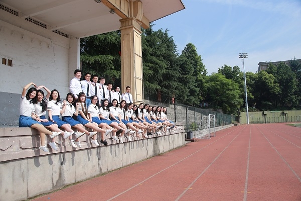 那年九月,我们开学相聚。今年六月,我们毕业相离——2013级法学三班.JPG