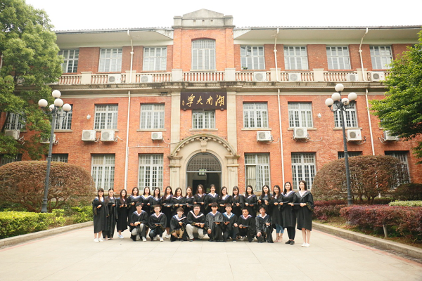 你总说毕业遥遥无期,转眼就各奔东西——2013级法学二班.png
